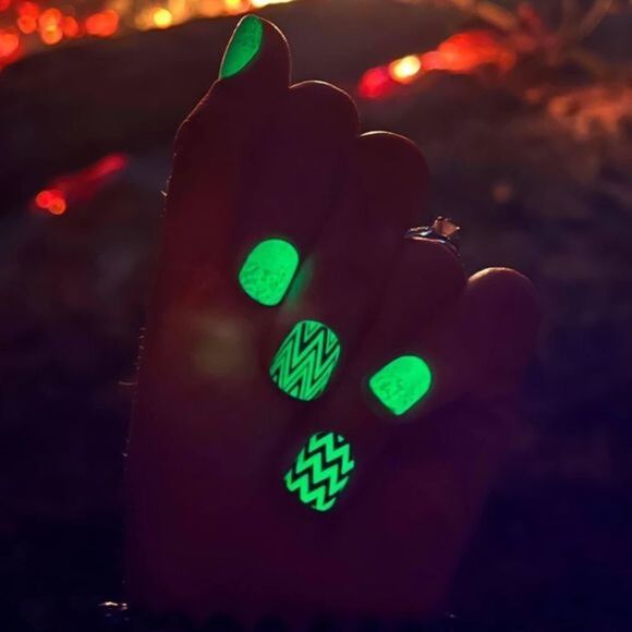 Color Street | Keep Calm and Chevron, Chevron design on clear base nail strips - Picture 14 of 16